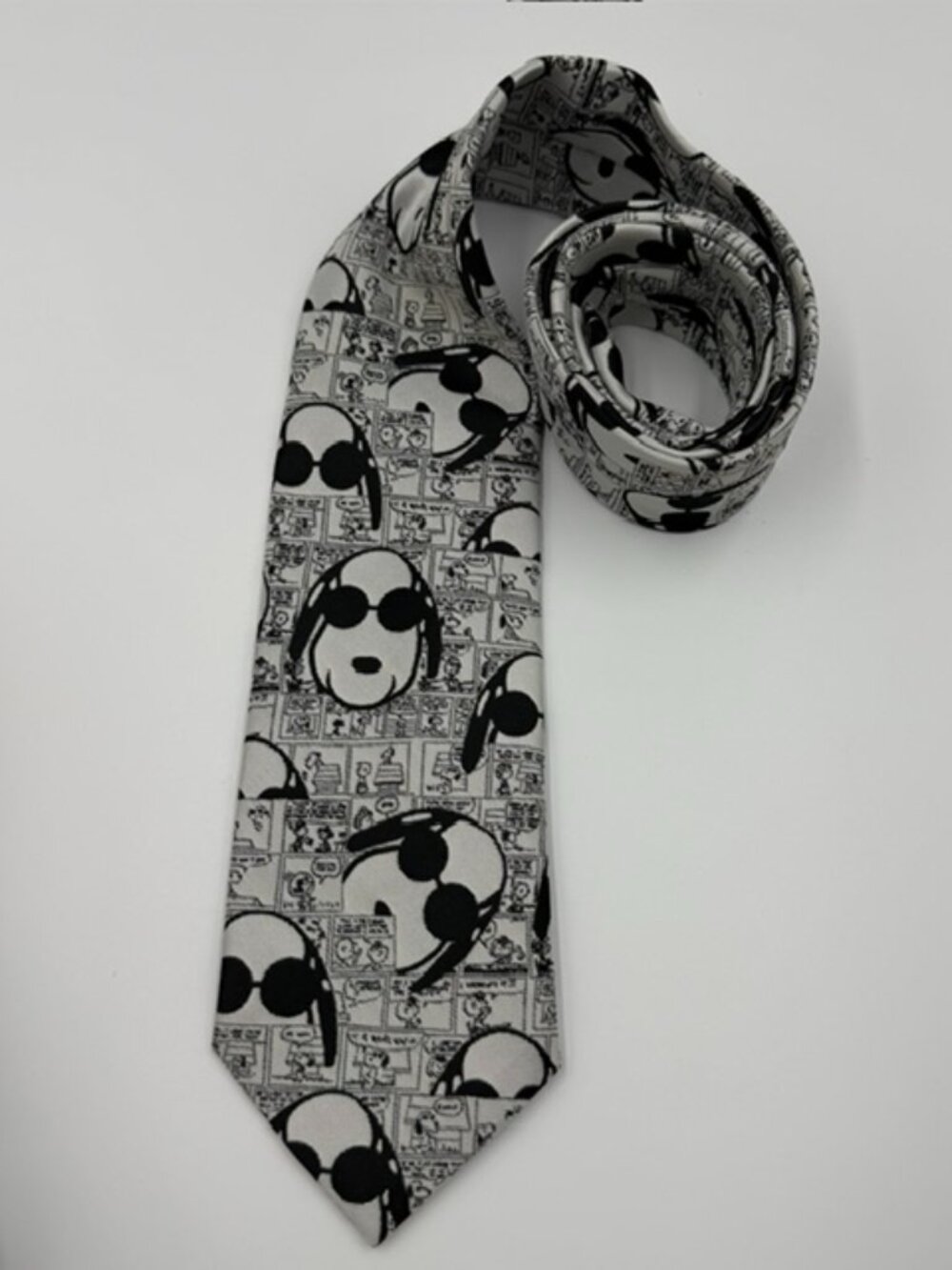 Vintage Cervantes Cool Snoopy Tie Peanuts Black and White 1990s